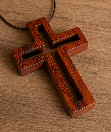 Cruz vazada de madeira feita à mão com cordão de couro